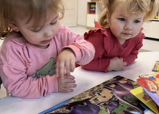 Czytanie książeczek o tematyce dinozaury:)