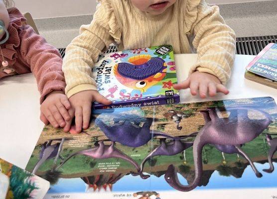 Czytanie książeczek o tematyce dinozaury:)