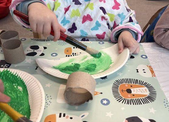 Praca plastyczna w grupie maluszków