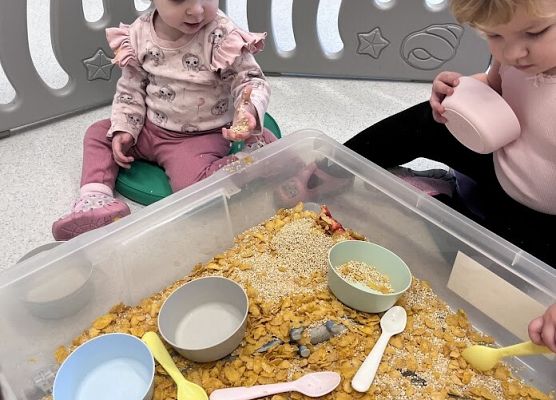 Zajęcia sensoryczne w grupie maluszków