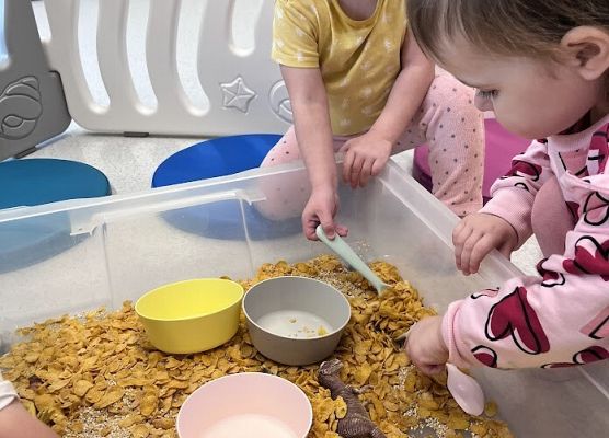 Zajęcia sensoryczne w grupie maluszków