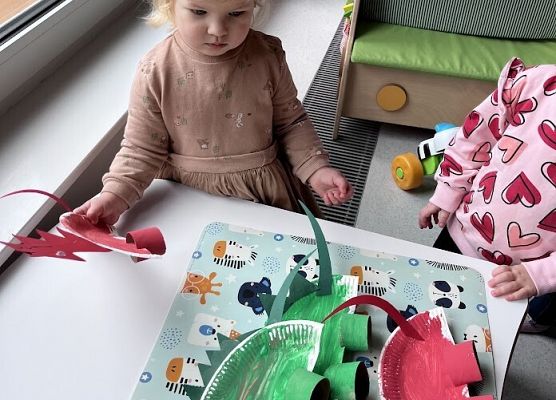 Praca plastyczna w grupie maluszków dinozaury