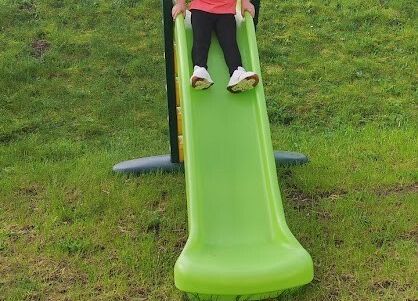 Zabawy na żłobkowym placu zabaw