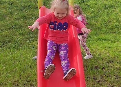 Zabawy na żłobkowym placu zabaw