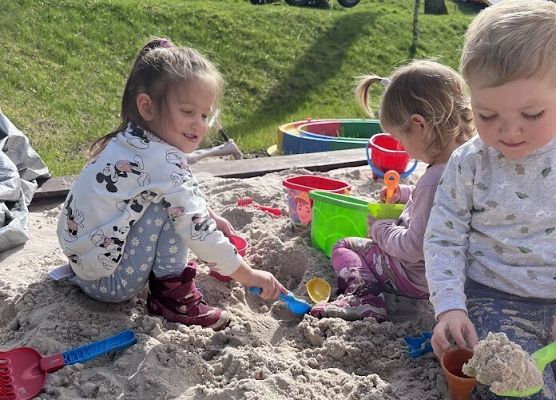 Zabawy na żłobkowym placu zabaw