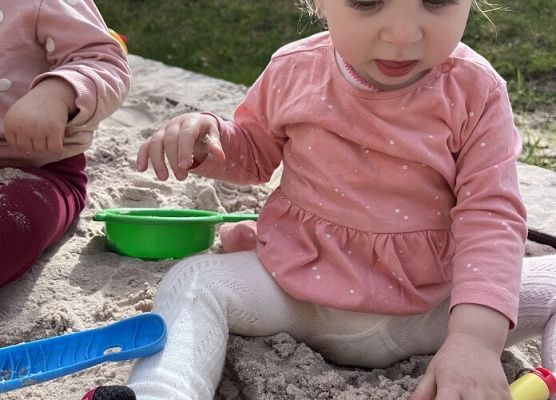 Zabawy na żłobkowym placu zbaw