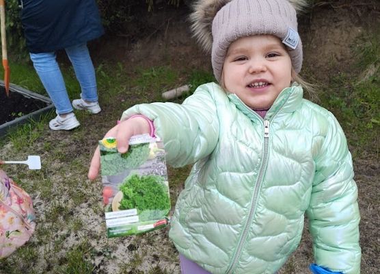 Światowy dzień Ziemi sadzimy warzywka w naszym żłobkowym ogródku