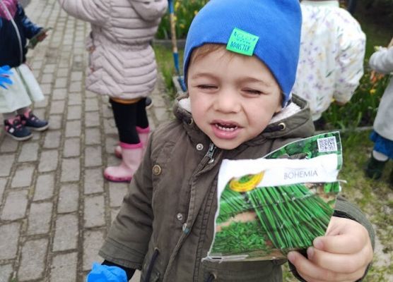 Światowy dzień Ziemi sadzimy warzywka w naszym żłobkowym ogródku