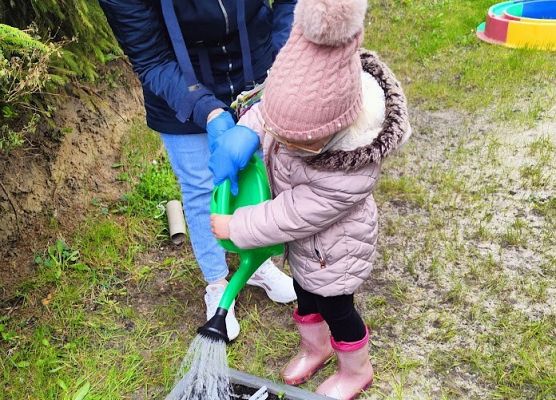 Światowy dzień Ziemi sadzimy warzywka w naszym żłobkowym ogródku