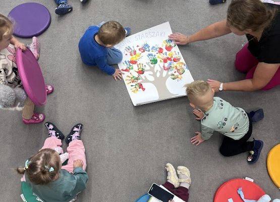 Praca plastyczna w grupie starszej ,,Drzewko Przyjaźni''