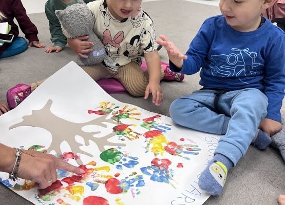 Praca plastyczna w grupie starszej ,,Drzewko Przyjaźni''