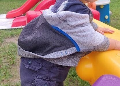 Zabawy na żłobkowym placu zabaw maluszki :)