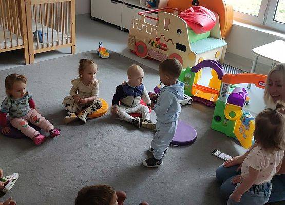 Zabawy muzyczne w kole grupa maluszki