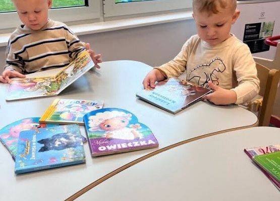 Czytamy książeczki grupa starszaków