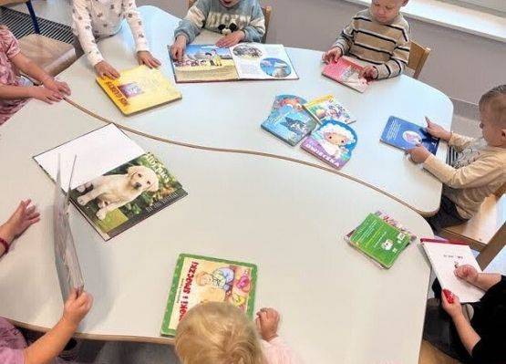 Czytamy książeczki grupa starszaków