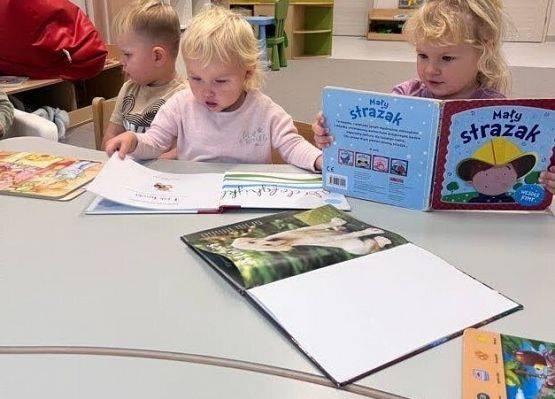 Czytamy książeczki grupa starszaków