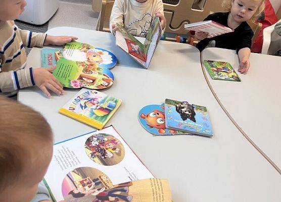 Czytamy książeczki grupa starszaków