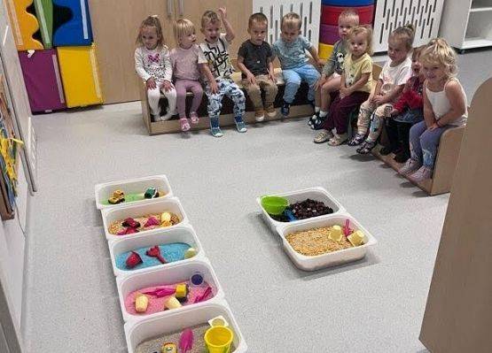 zabawy sensoryczne z wykorzystaniem sypkiego ryżu