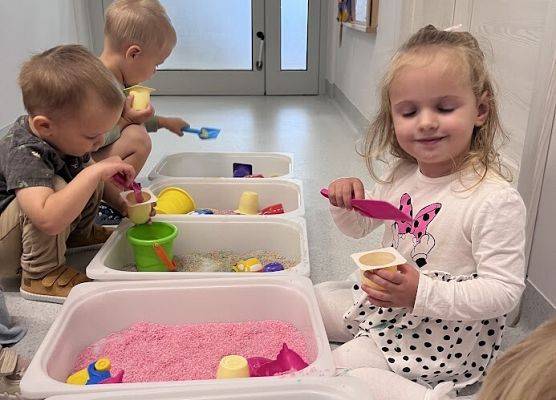 zabawy sensoryczne z wykorzystaniem sypkiego ryżu