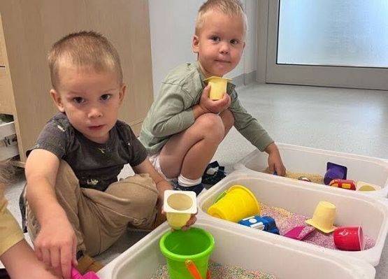 zabawy sensoryczne z wykorzystaniem sypkiego ryżu