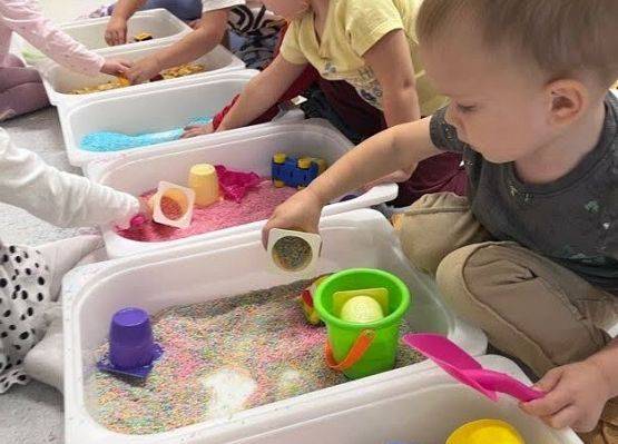 zabawy sensoryczne z wykorzystaniem sypkiego ryżu