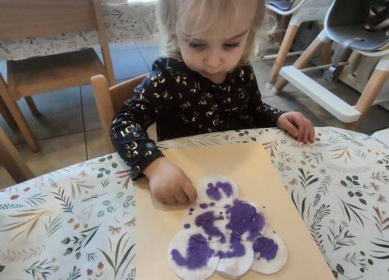Praca plastyczna w grupie maluszków winogrono