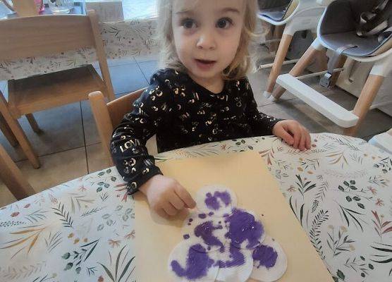 Praca plastyczna w grupie maluszków winogrono