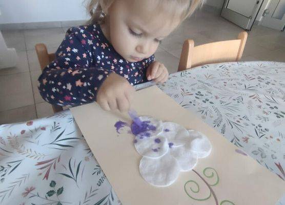 Praca plastyczna w grupie maluszków winogrono