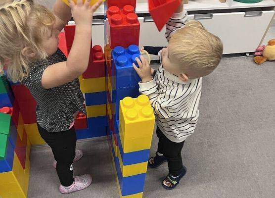 Zabawy w sali grupa starszaków