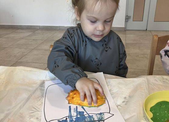 Praca plastyczna stempelkowanie owockami