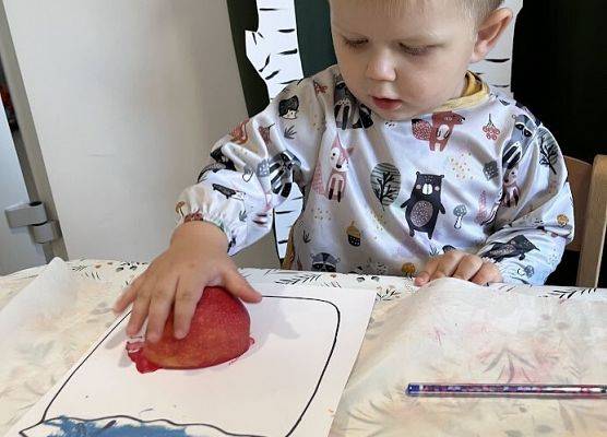 Praca plastyczna stempelkowanie owockami