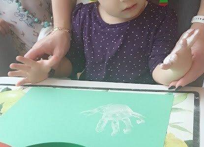 Praca plastyczna w grupie maluszków