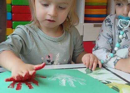 Praca plastyczna w grupie maluszków