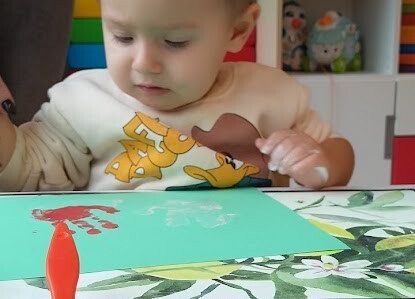 Praca plastyczna w grupie maluszków