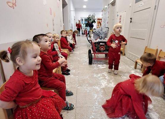 Odwiedziny Mikołaja w żłobku