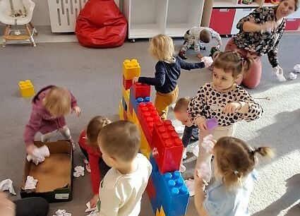 Bitwa na śnieżki zabawy w sali starszaków