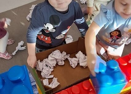 Bitwa na śnieżki zabawy w sali starszaków