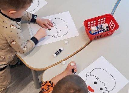 Praca plastyczna w grupie starszaków