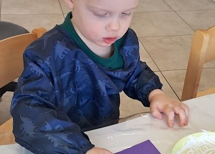 Praca plastyczna w grupie starszaków