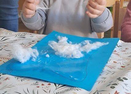 Praca plastyczna w grupie maluszków