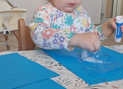 Praca plastyczna w grupie maluszków