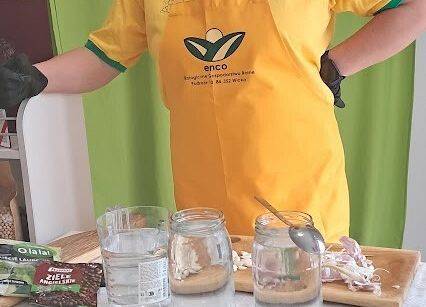 Grafika 18: Spotkanie z Panią Karoliną Bursa zajmującą się produkcją zdrowej żywności ,,ENCO''