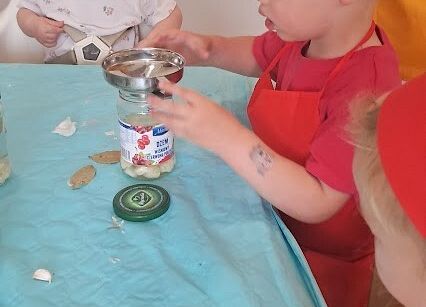 Grafika 22: Spotkanie z Panią Karoliną Bursa zajmującą się produkcją zdrowej żywności ,,ENCO''