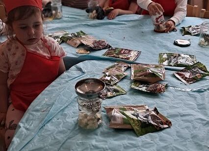 Grafika 24: Spotkanie z Panią Karoliną Bursa zajmującą się produkcją zdrowej żywności ,,ENCO''