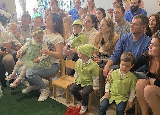 Grafika 23: Uroczyste zakończenie roku  Absolwentów Gminnego Żłobka w Charbrowie w roku szkolnym 2024/2025