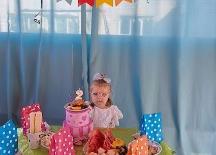 Grafika 4: Drugie urodzinki Lei