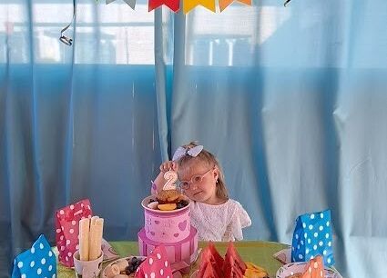 Grafika 5: Drugie urodzinki Lei