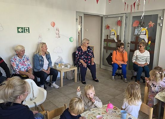 Grafika 2: Dzień głośnego czytania wizyta Seniorów