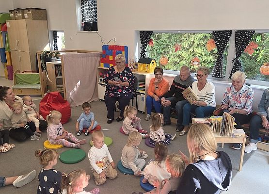 Grafika 7: Dzień głośnego czytania wizyta Seniorów