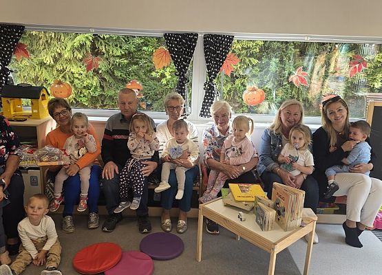 Grafika 11: Dzień głośnego czytania wizyta Seniorów